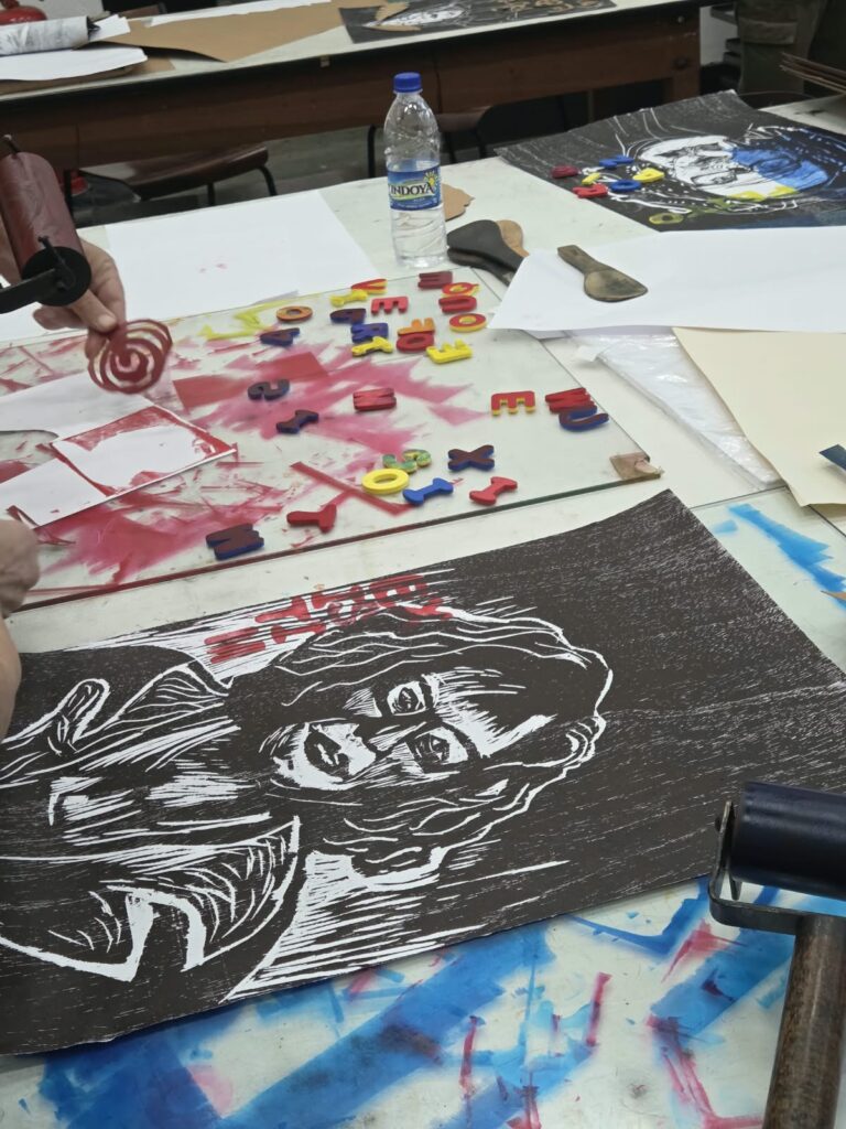 Bancada de ateliê com tipos móveis e xilogravura no Museu Lasar Segall, polo de artes visuais e museus em São Paulo.