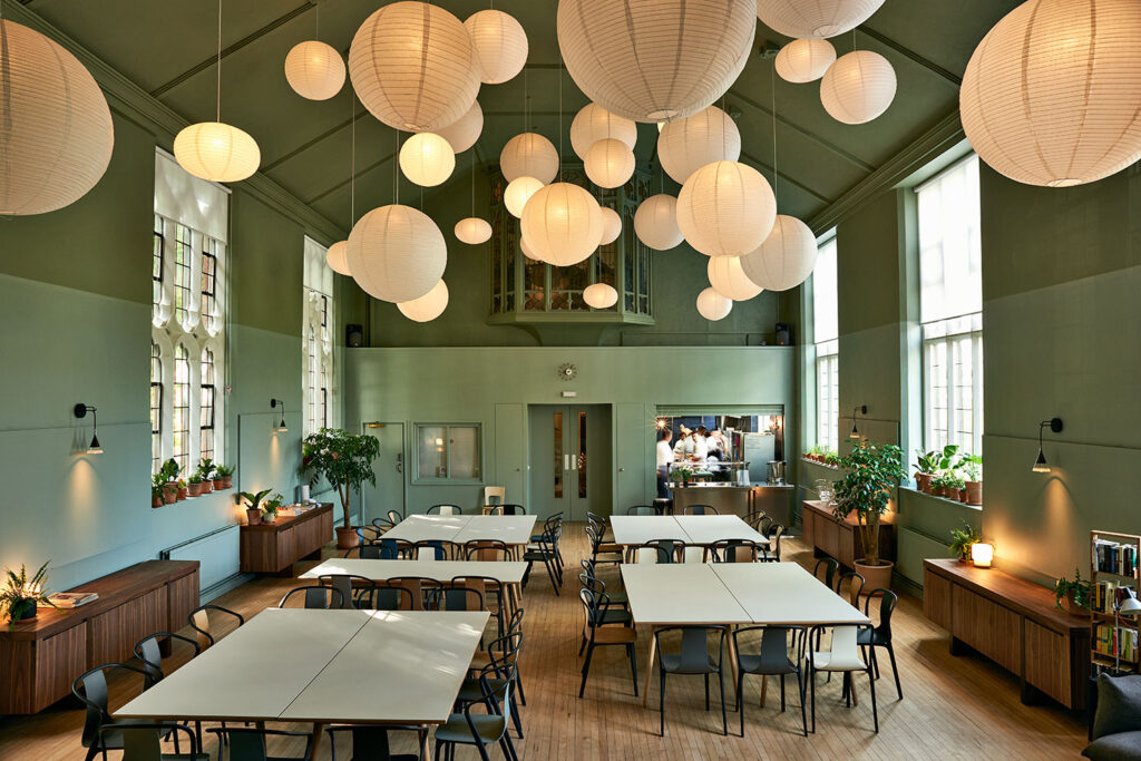 Refettorio Felix em Londres por Ilse Crawford com teto de lanternas de papel de arroz e paredes verde-sálvia.