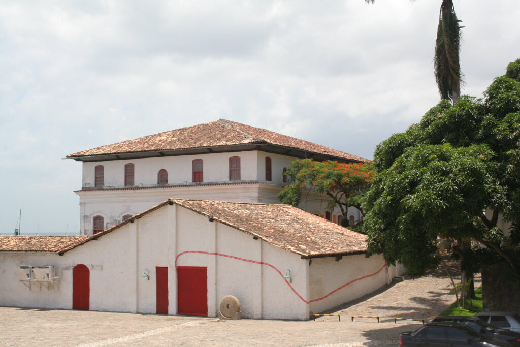 Fachada colonial caiada com portas vermelhas e casarão histórico restaurado por Lina Bo Bardi no mam ba em Salvador.