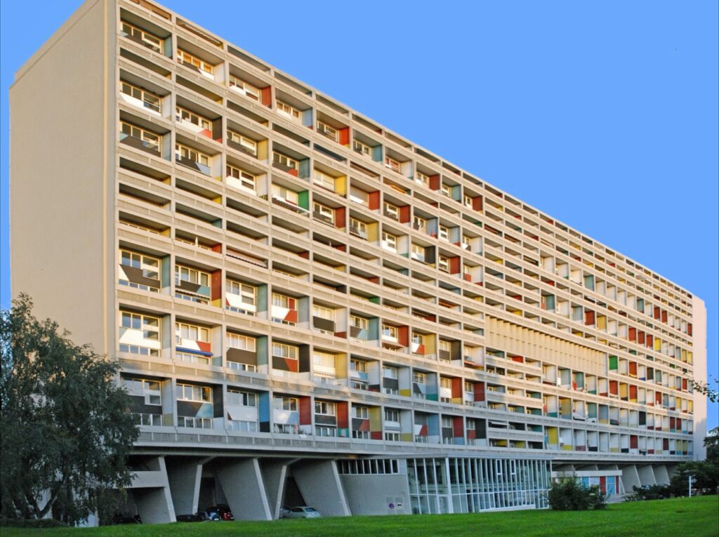 Fachada geométrica policromática da Corbusierhaus em Berlim, ícone habitacional modernista do movimento brutalista.