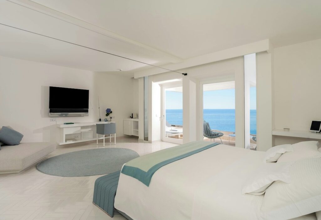 Suíte minimalista em branco com vista panorâmica para o oceano no hotel Casa Angelina em Praiano.