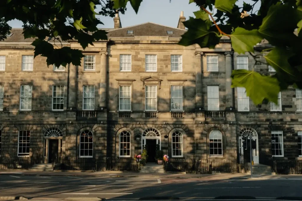 Fachada georgiana neoclássica em cantaria de arenito do hotel Kimpton Charlotte Square em Edimburgo.