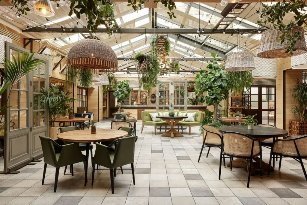 Átrio de vidro e jardim de inverno The Garden com biofilia no Kimpton Charlotte Square em Edimburgo.