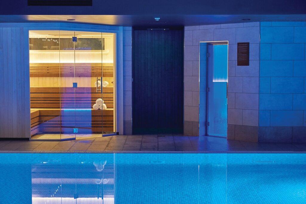 Piscina coberta aquecida e sauna envidraçada no spa subterrâneo do Kimpton Charlotte Square.