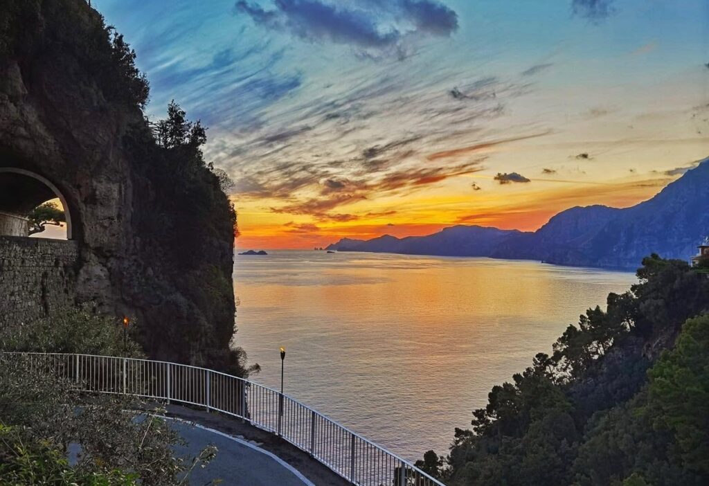 Pôr do sol cinematográfico sobre a costa de Praiano visto das proximidades do hotel Casa Angelina.