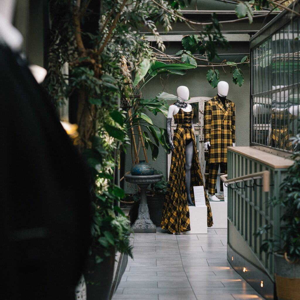 Passarela botânica com trajes conceituais em tartan no átrio do Kimpton Charlotte Square.