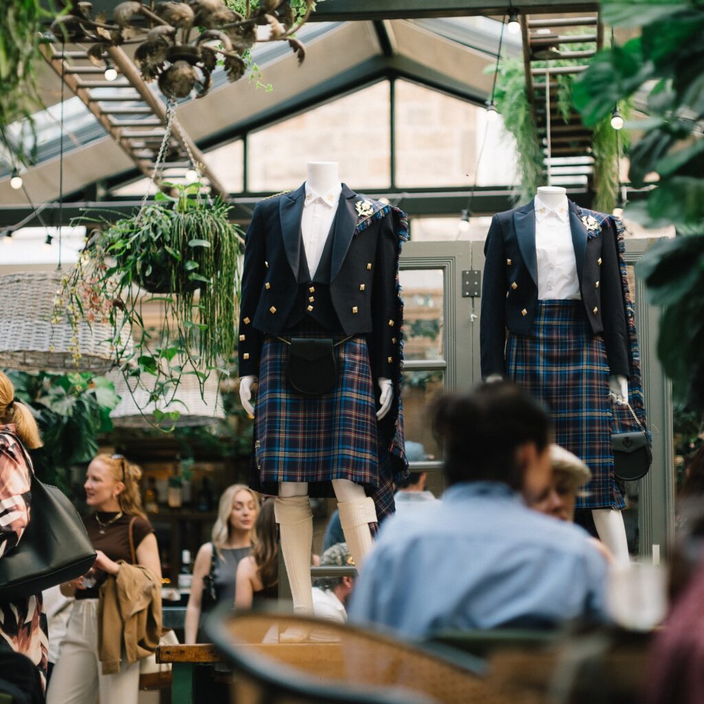 Instalação de moda com kilts tradicionais no átrio The Garden do Kimpton Charlotte Square.