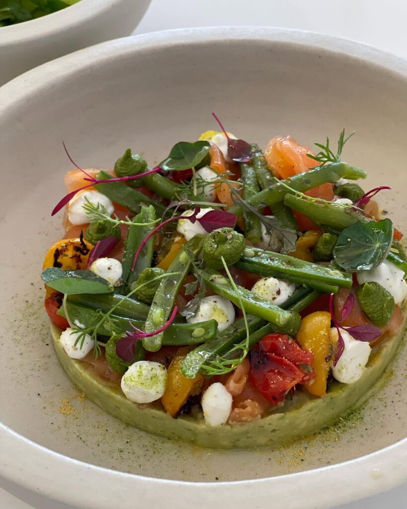 Prato gastronômico contemporâneo servido no restaurante do hotel Casa Angelina em louça cerâmica artesanal.