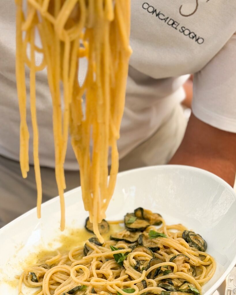 Massa artesanal italiana tradicional com abobrinhas servida durante experiência gastronômica do hotel Casa Angelina.