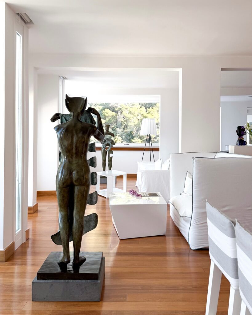 Curadoria de esculturas em bronze e mobiliário contemporâneo no hotel Casa Angelina.