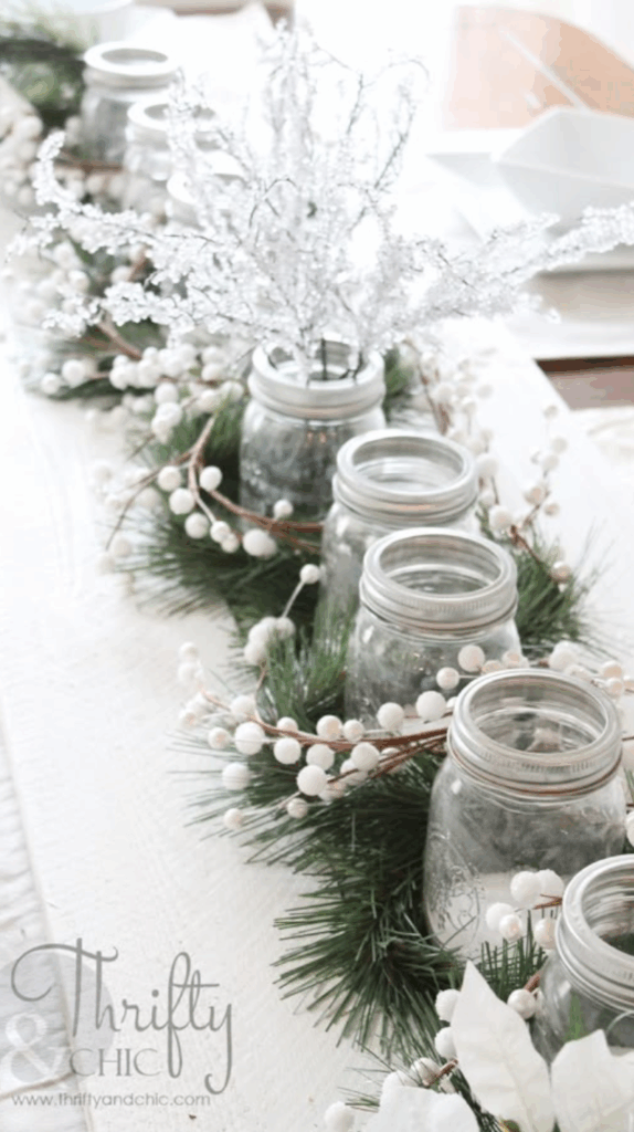 Estilo de natal clean e iluminado com decoração branca e prateada em mesa de centro.