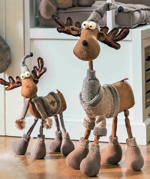 Estilo de natal tradicional com decoração de interiores brasileiras, incluindo renas de pelúcia