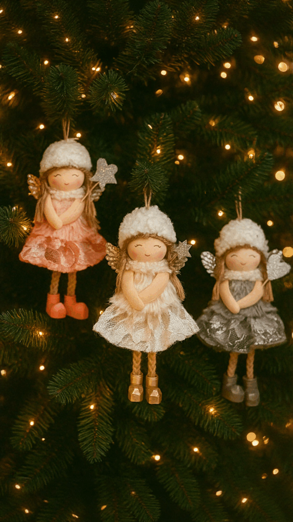 Estilo de natal com enfeites de anjos em árvore de Natal decorada com luzes e pinhas.