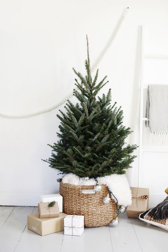 Árvore de Natal escandinava em ambiente minimalista com presentes e decoração natural