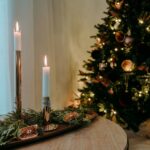 Decoração de Natal branca e elegante em sala de estar brasileira com lareira e luzes
